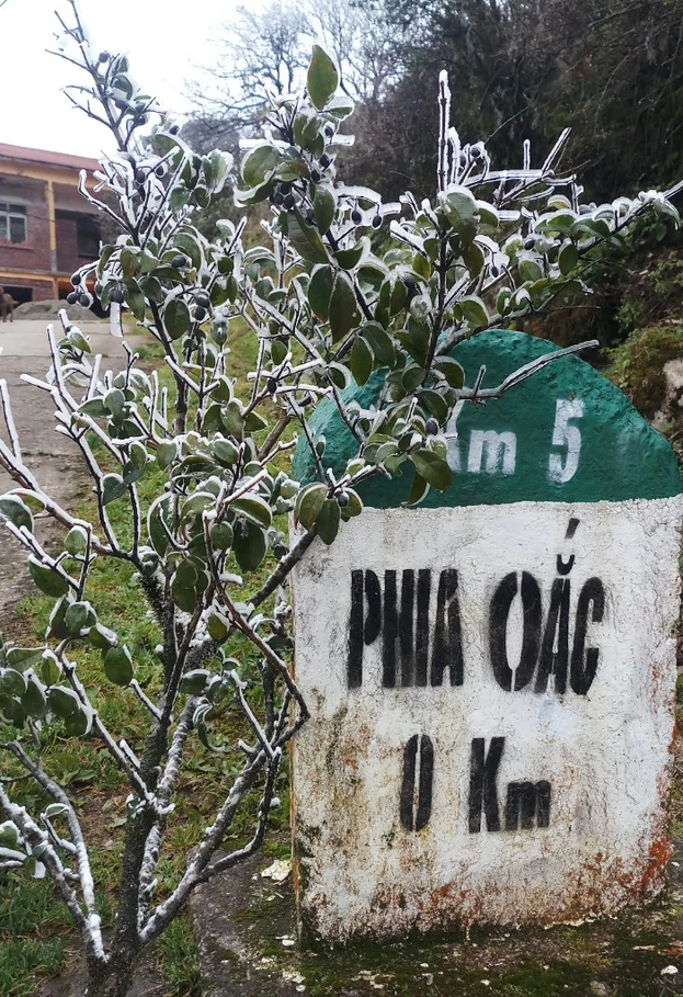 Cao Bằng: Xuất hiện băng giá trên đỉnh Phja Oắc