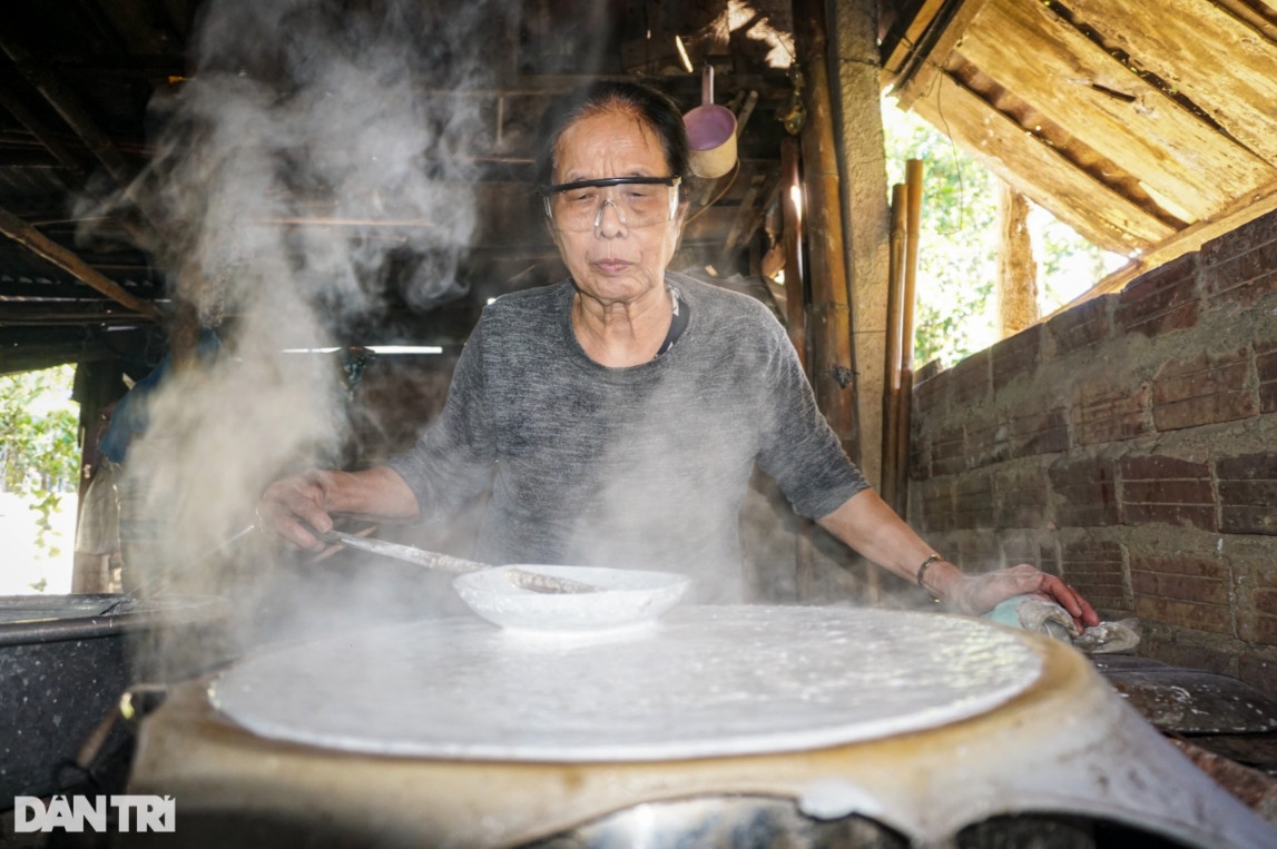 Ngày đêm làm thứ bánh trứ danh, ra lò bao nhiêu bán hết bấy nhiêu