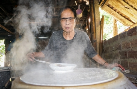 Ngày đêm làm thứ bánh trứ danh, ra lò bao nhiêu bán hết bấy nhiêu