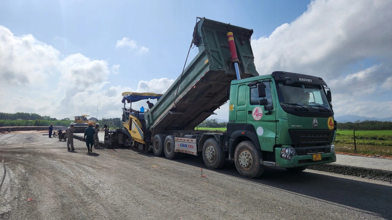 Công nhân tập trung thi công, đẩy nhanh tiến độ dự án cao tốc Bùng - Vạn Ninh - Ảnh: Báo GT
