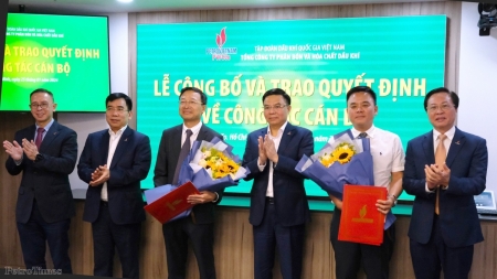 Công bố và trao các quyết định về công tác cán bộ của PVFCCo