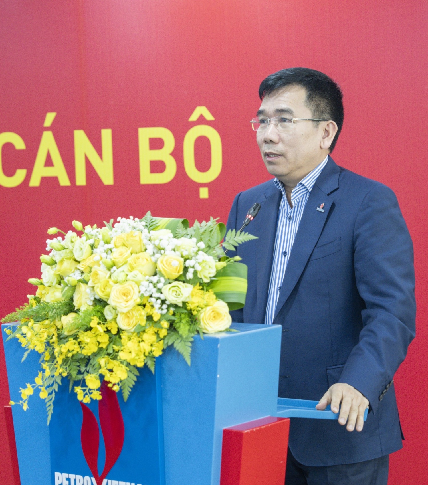 Đồng chí Lê Xuân Huyên – Phó Tổng Giám đốc phụ trách Ban Điều hành Tập đoàn phát biểu tại buổi lễ