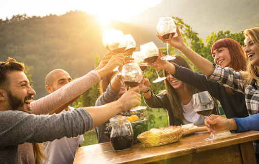 Thú vị cách cụng ly ở nhiều nước trên thế giới