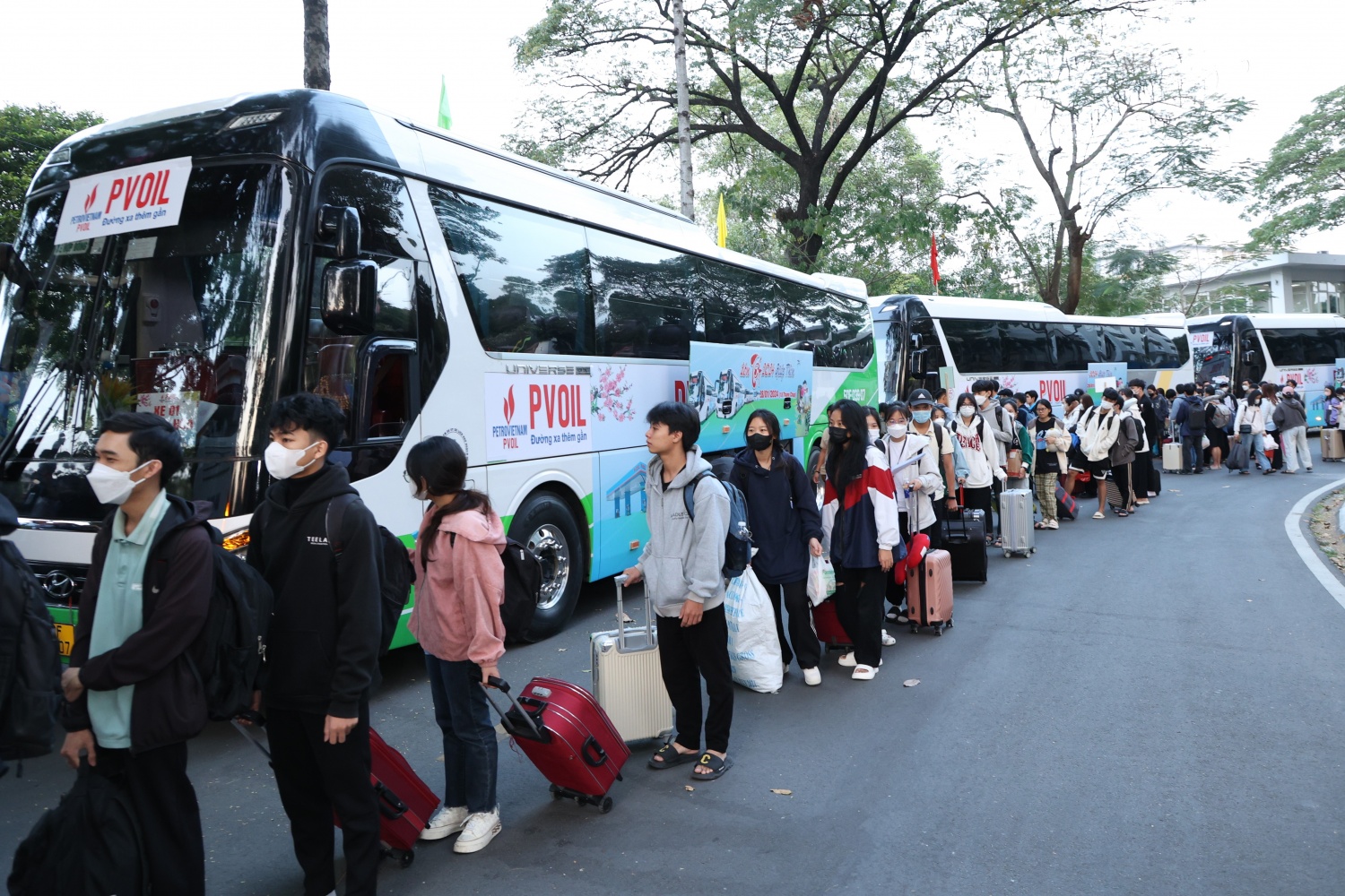 PVOIL đưa hơn 1.000 sinh viên về quê đón Tết Giáp Thìn 2024
