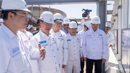 [PetroTimesMedia] Chủ tịch nước thăm, chúc Tết tại cảng PTSC