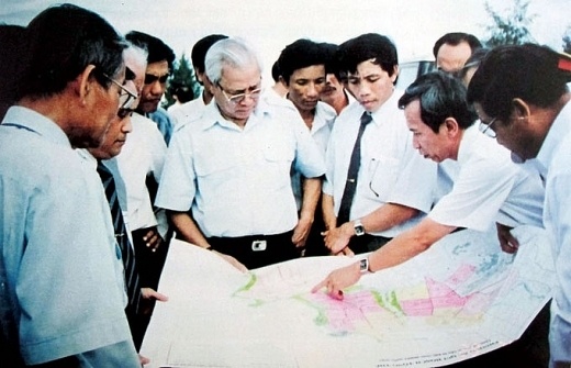 Thủ tướng Võ Văn Kiệt đang nghe trình bày về quy hoạch Cảng biển nước sâu và Khu Công nghiệp Dung Quất năm 1995 Thủ tướng Võ Văn Kiệt đang nghe trình bày về quy hoạch Cảng biển nước sâu và Khu Công nghiệp Dung Quất năm 1995