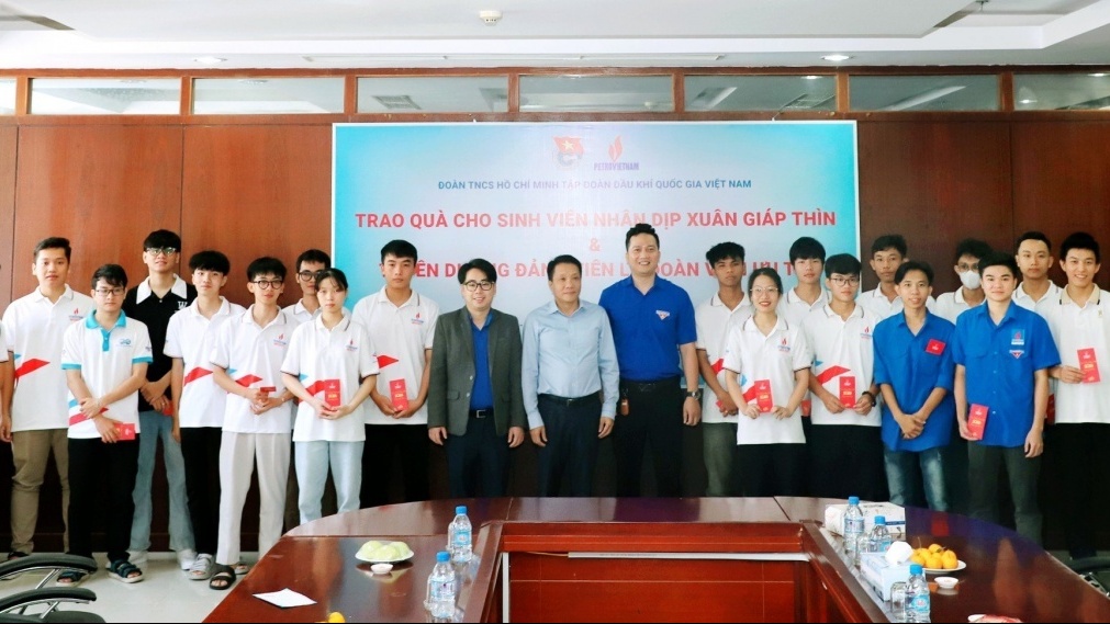 Đoàn Thanh niên Tập đoàn trao quà cho sinh viên và tuyên dương đảng viên là đoàn viên ưu tú của PVU