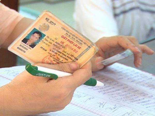 Không bắt buộc đổi giấy phép lái xe trước 2012 sang thẻ PET