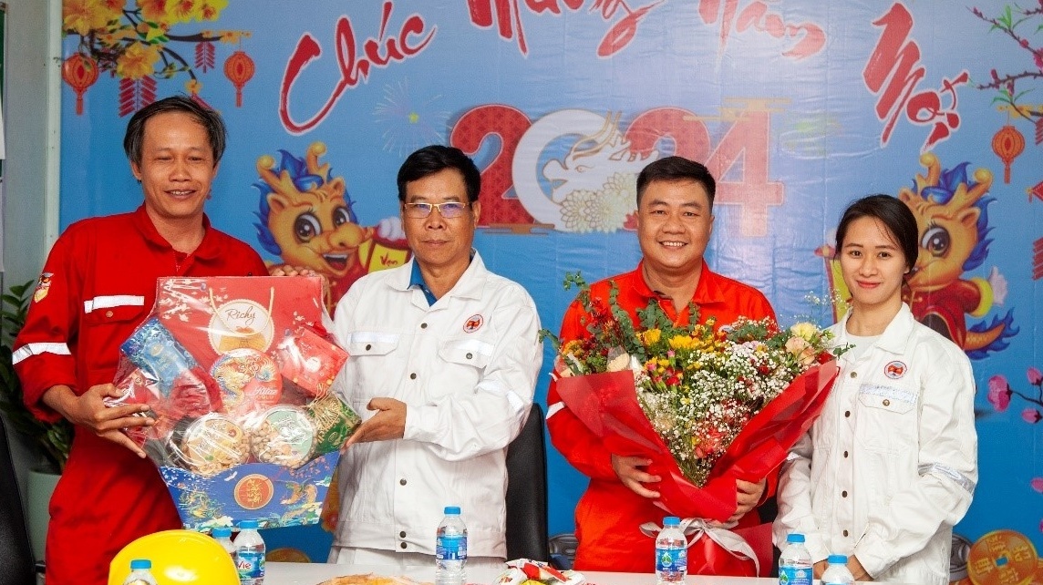 Xí nghiệp Khí chúc Tết người lao động trên Giàn nén khí Trung tâm