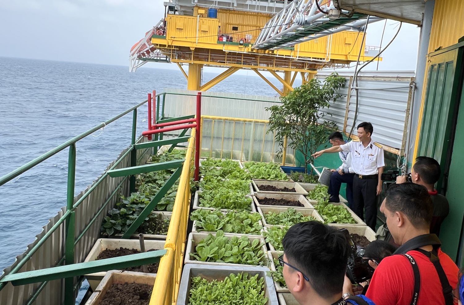 Đưa Tết đến nhà giàn DKI
