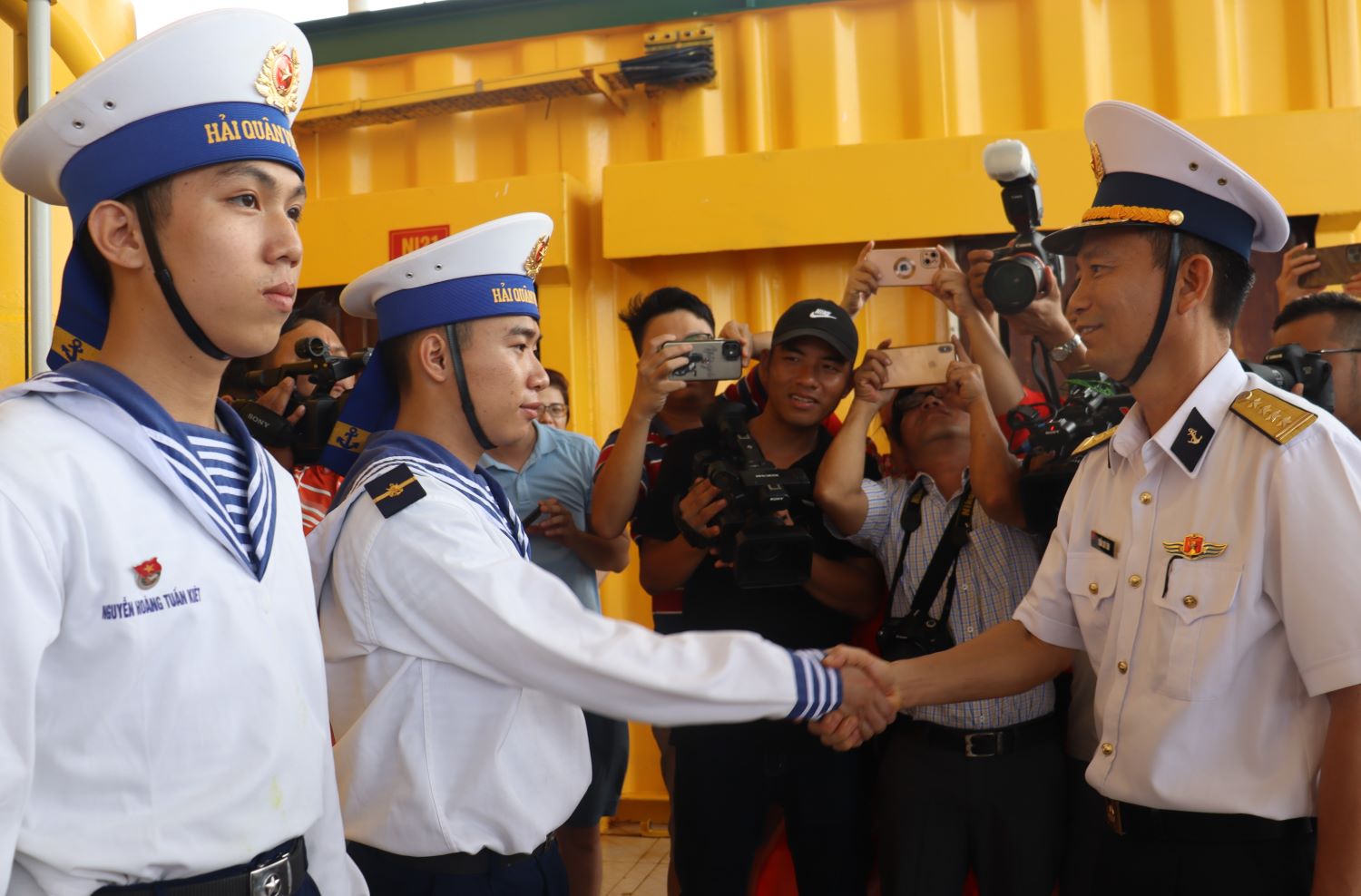 Đưa Tết đến nhà giàn DKI