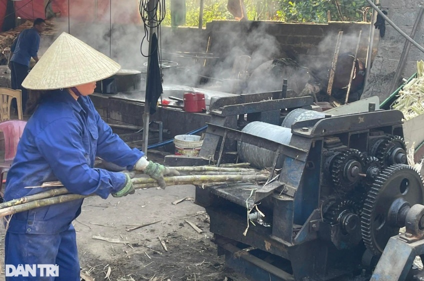 Người dân Làng Găng áp dụng máy móc hiện đại để ép mía (Ảnh: Nguyễn Phê).