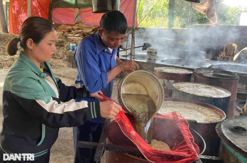 Công đoạn cuối cùng là mật được lọc sạch và cho vào thùng phi (Ảnh: Nguyễn Phê).