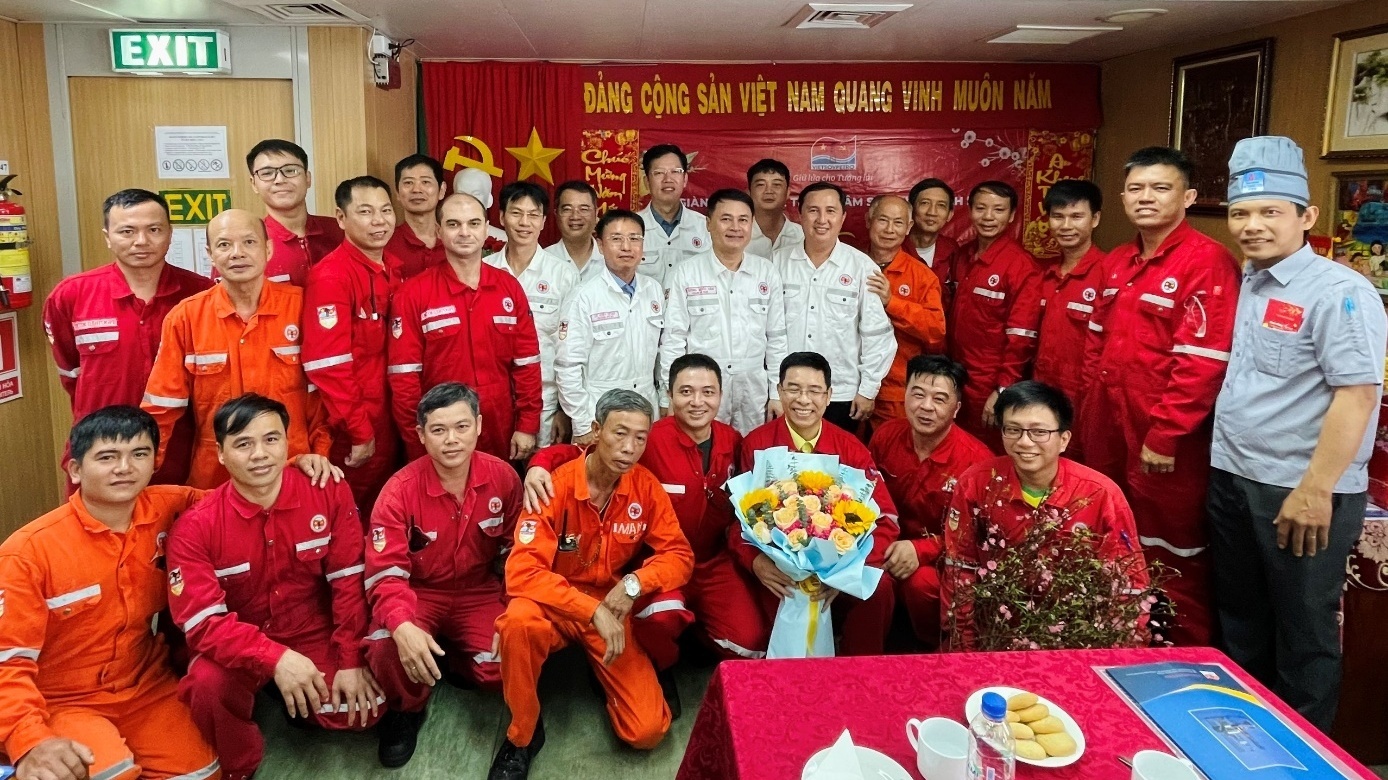 Lãnh đạo tỉnh Bà Rịa - Vũng Tàu và Vietsovpetro chúc Tết trên Giàn CNTT-3