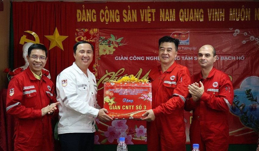 Lãnh đạo tỉnh Bà Rịa-Vũng Tàu và Vietsovpetro chúc Tết trên Giàn CNTT-3 Lãnh đạo tỉnh Bà Rịa - Vũng Tàu và Vietsovpetro chúc Tết trên Giàn CNTT-3