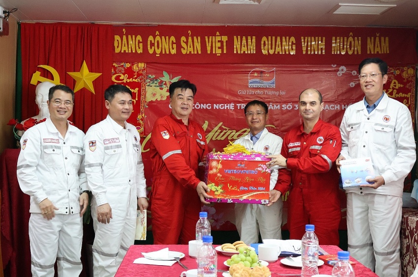 Lãnh đạo tỉnh Bà Rịa - Vũng Tàu và Vietsovpetro chúc Tết trên Giàn CNTT-3