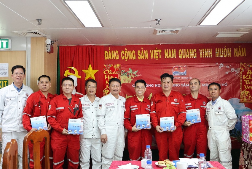 Lãnh đạo tỉnh Bà Rịa-Vũng Tàu và Vietsovpetro chúc Tết trên Giàn CNTT-3 Lãnh đạo tỉnh Bà Rịa - Vũng Tàu và Vietsovpetro chúc Tết trên Giàn CNTT-3
