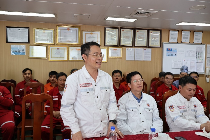 Chủ tịch Công đoàn Vietsovpetro Hoàng Phúc Long gửi lời chúc tới người lao động Giàn CNTT-3 Chủ tịch Công đoàn Vietsovpetro Hoàng Phúc Long gửi lời chúc tới người lao động Giàn CNTT-3