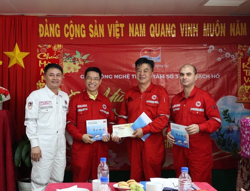 Giàn CNTT-3 nhận quà chúc mừng năm mới từ lãnh đạo Vietsovpetro Giàn CNTT-3 nhận quà chúc mừng năm mới từ lãnh đạo Vietsovpetro