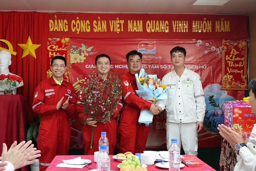 Ông Nguyễn Quốc Dũng, Giám đốc Xí nghiệp Khai thác trao tặng “sắc xuân” tới Giàn CNTT-3 Ông Nguyễn Quốc Dũng, Giám đốc Xí nghiệp Khai thác trao tặng “sắc xuân” tới Giàn CNTT-3