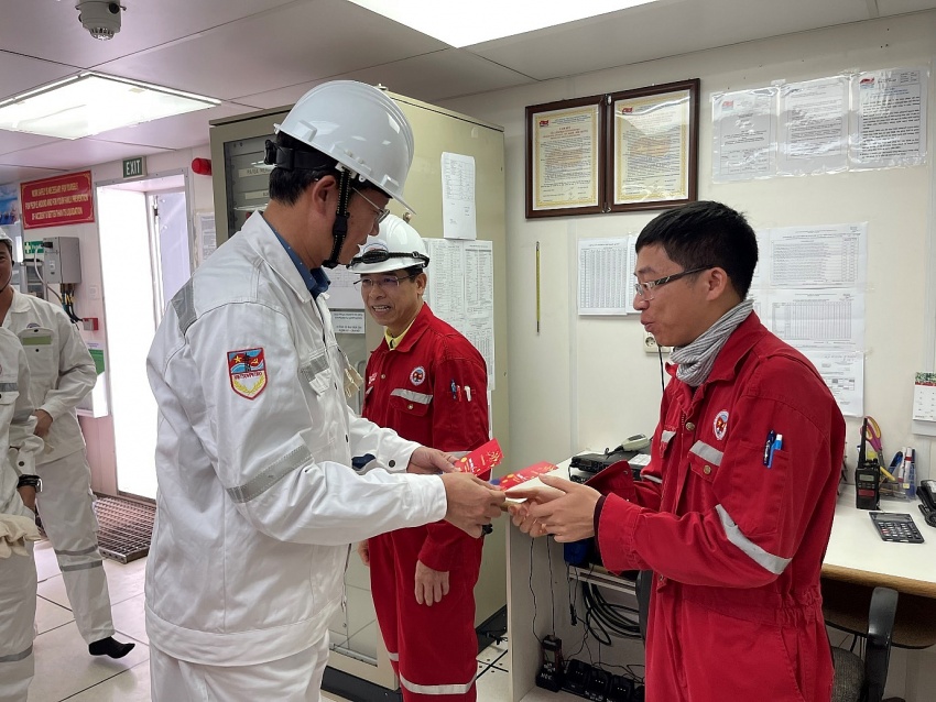Lãnh đạo tỉnh Bà Rịa - Vũng Tàu và Vietsovpetro chúc Tết trên Giàn CNTT-3