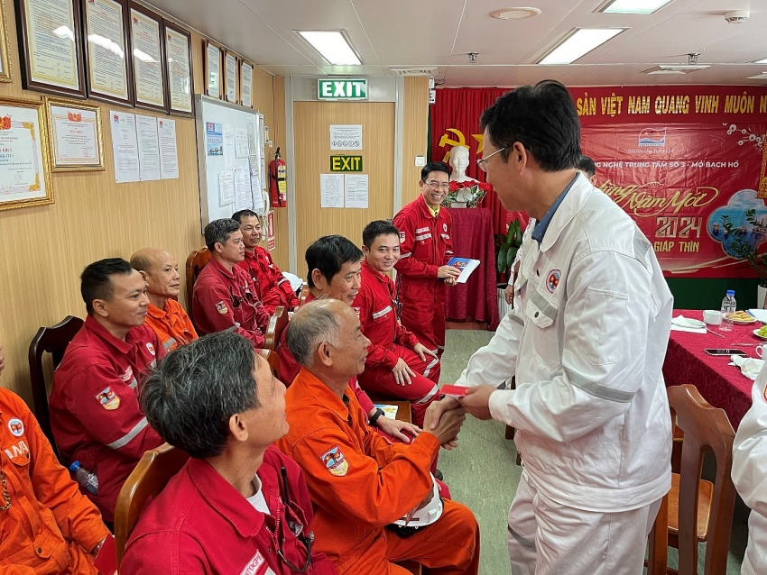 Lãnh đạo tỉnh Bà Rịa-Vũng Tàu và Vietsovpetro chúc Tết trên Giàn CNTT-3 Lãnh đạo tỉnh Bà Rịa - Vũng Tàu và Vietsovpetro chúc Tết trên Giàn CNTT-3