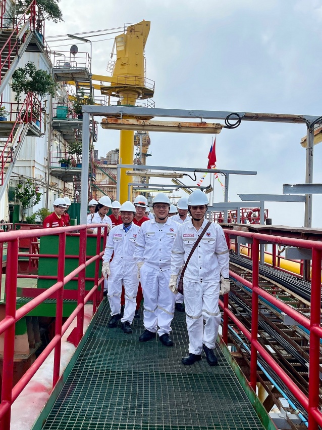 Lãnh đạo tỉnh Bà Rịa - Vũng Tàu và Vietsovpetro chúc Tết trên Giàn CNTT-3