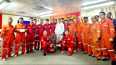 Ban lãnh đạo Xí nghiệp Khai thác Dầu khí chúc Tết người lao động trên các công trình biển
