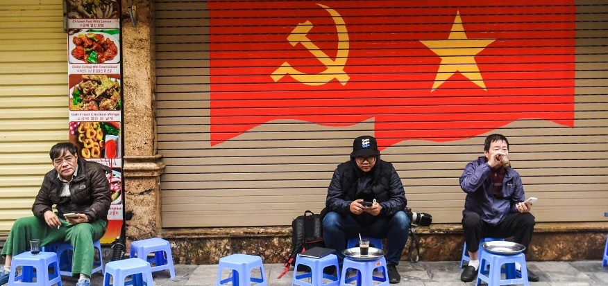 Người dân Thủ đô trong sáng mùng 1 năm Giáp Thìn