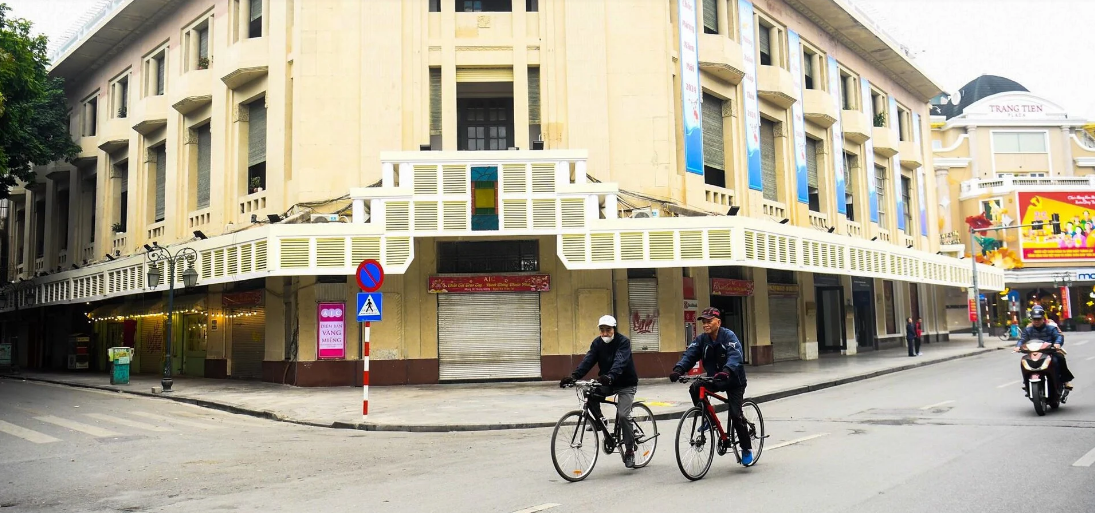Người dân Thủ đô trong sáng mùng 1 năm Giáp Thìn