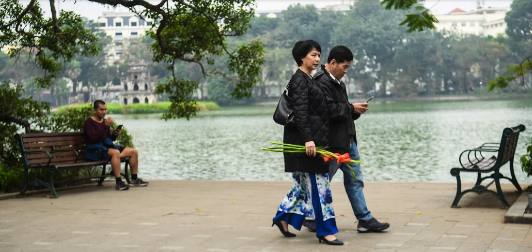Người dân Thủ đô trong sáng mùng 1 năm Giáp Thìn