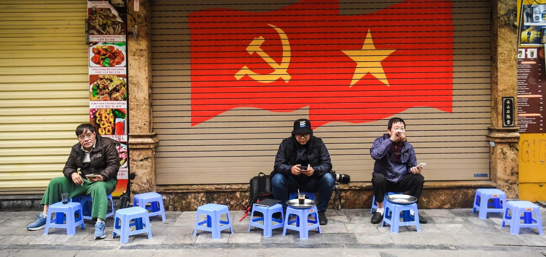 Người dân Thủ đô trong sáng mùng 1 năm Giáp Thìn