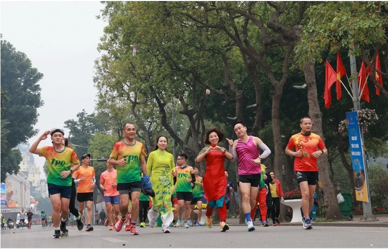 Người dân Thủ đô trong sáng mùng 1 năm Giáp Thìn
