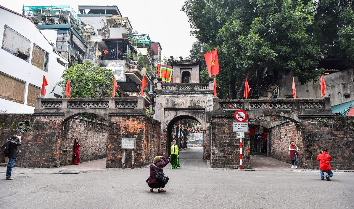 Người dân Thủ đô trong sáng mùng 1 năm Giáp Thìn