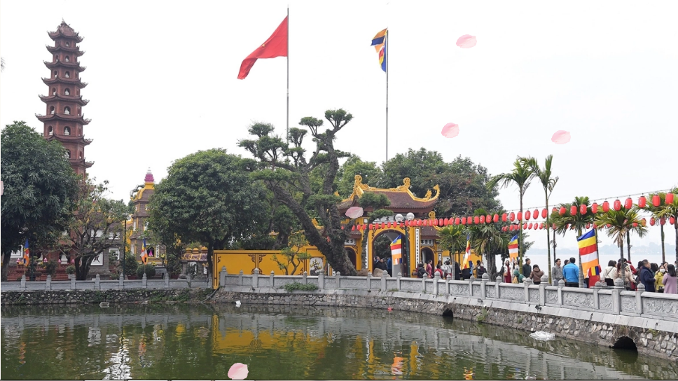 Người dân Thủ đô trong sáng mùng 1 năm Giáp Thìn