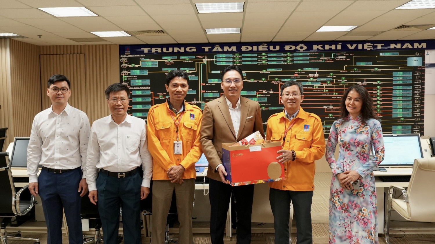 Ban lãnh đạo quan tâm, thăm hỏi và động viên lực lượng trực đêm Giao thừa tại toà nhà PV GAS
