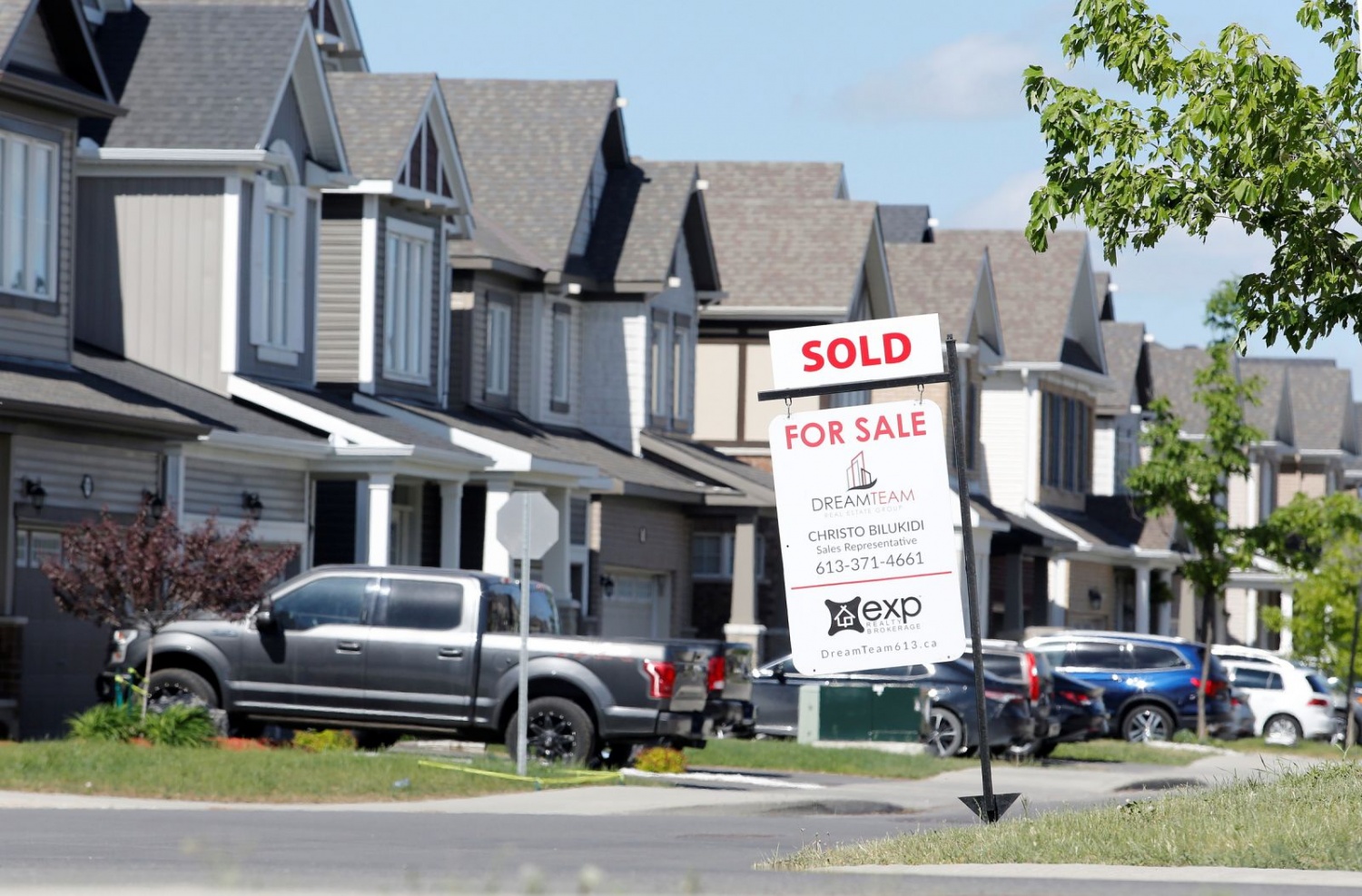 Canada cũng thử nghiệm chính sách ưu tiên quyền mua cho các tòa nhà có giá cho thuê thấp. Canada cũng thử nghiệm chính sách ưu tiên quyền mua cho các tòa nhà có giá cho thuê thấp.