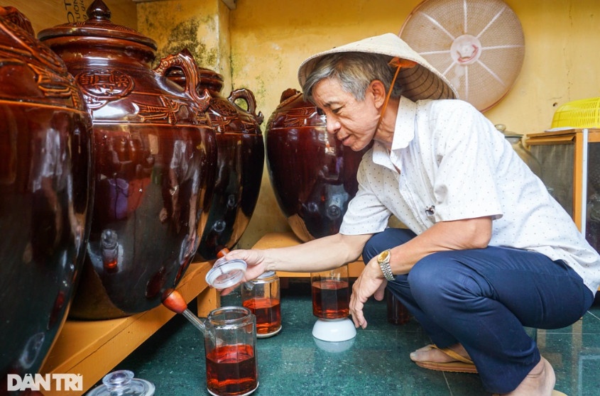 Ông Huỳnh Văn Mười là một trong những hộ có truyền thống làm mắm nhỉ tại làng Mân Thái (Ảnh: Hoài Sơn).
