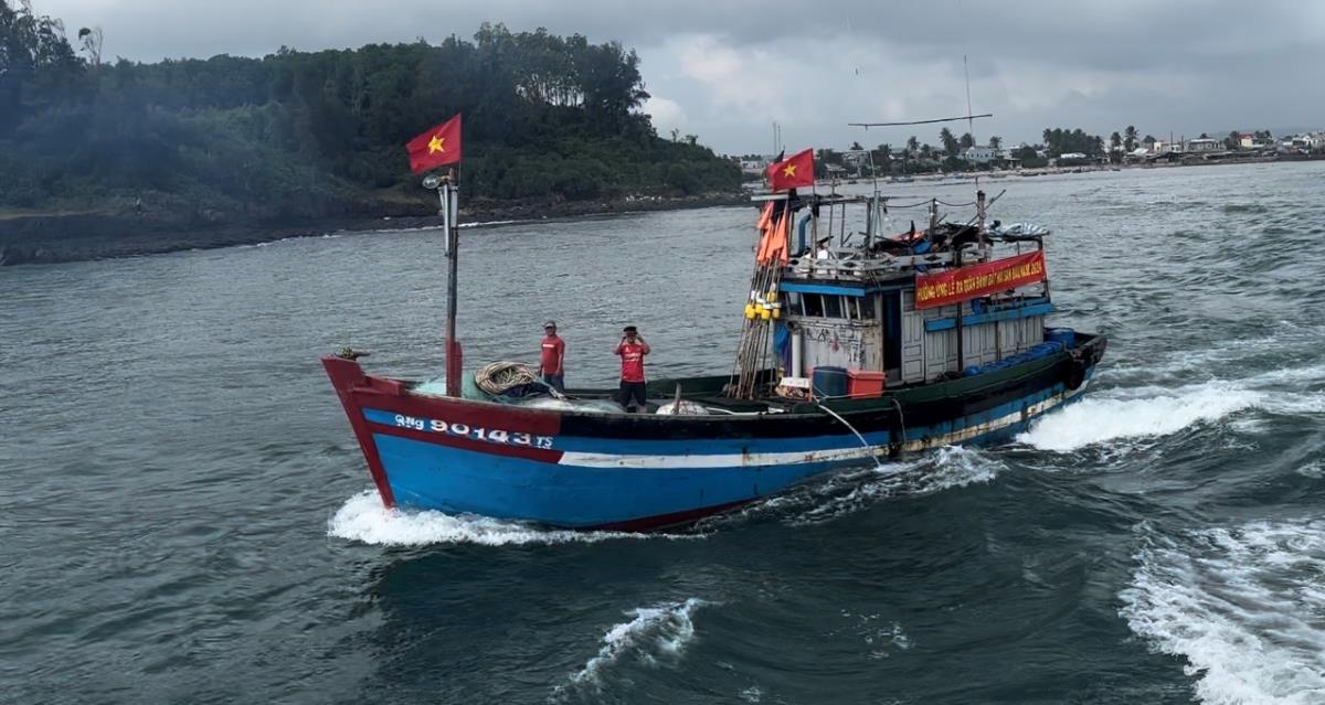 Quảng Ngãi: Làng biển Hoàng Sa ra quân đánh bắt hải sản đầu năm