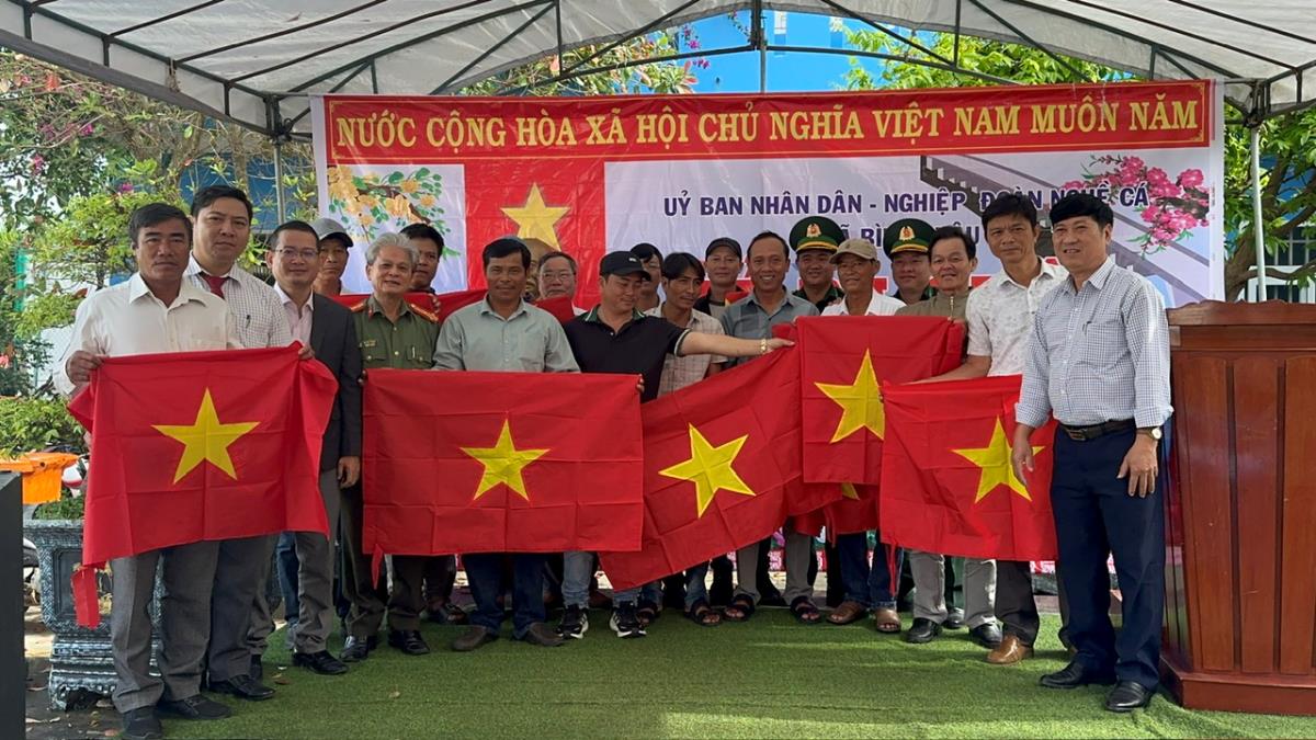 Quảng Ngãi: Làng biển Hoàng Sa ra quân đánh bắt hải sản đầu năm