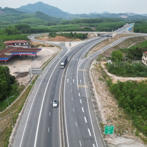 Đẩy nhanh nghiên cứu các tuyến đường bộ cao tốc đang khai thác, đầu tư theo quy mô phân kỳ