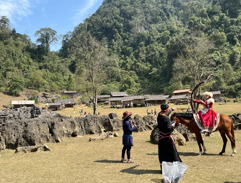 Hang Táu - “làng nguyên thủy” 3 không trên cao nguyên Mộc Châu Hang Táu - “làng nguyên thủy” 3 không trên cao nguyên Mộc Châu
