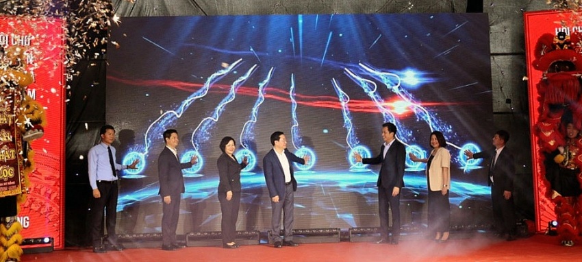 Các đại biểu nhấn nút khai mạc hội chợ.