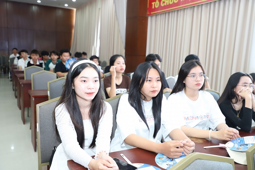 Học sinh THCS-THPT Long Hưng, tỉnh Sóc Trăng tham quan trải nghiệm thực tế tại PVU