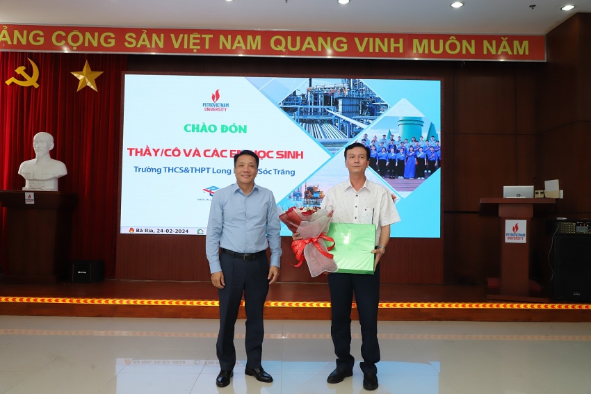 Học sinh THCS-THPT Long Hưng, tỉnh Sóc Trăng tham quan trải nghiệm thực tế tại PVU