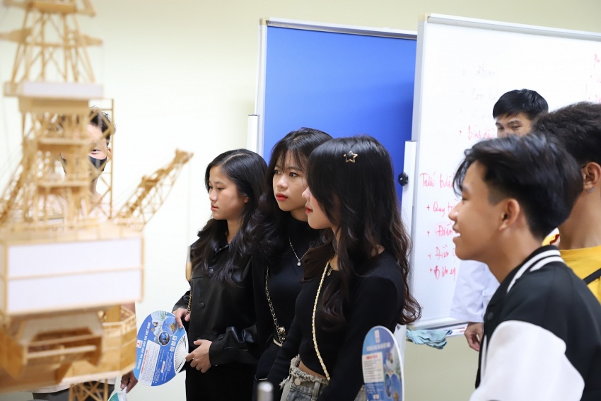 Học sinh THCS-THPT Long Hưng, tỉnh Sóc Trăng tham quan trải nghiệm thực tế tại PVU Học sinh THCS-THPT Long Hưng, tỉnh Sóc Trăng tham quan trải nghiệm thực tế tại PVU
