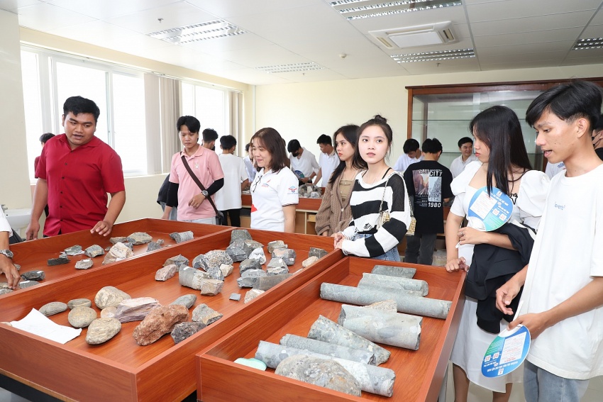 Học sinh THCS-THPT Long Hưng, tỉnh Sóc Trăng tham quan trải nghiệm thực tế tại PVU
