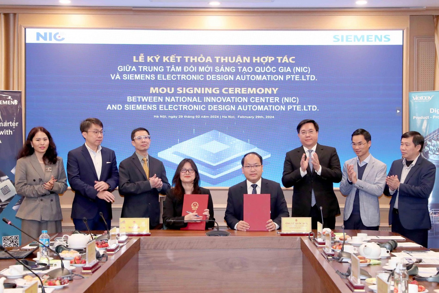 Thứ trưởng Trần Duy Đông đã nhấn mạnh đến tiềm năng, cơ hội để phát triển hệ sinh thái ngành công nghiệp bán dẫn của Việt Nam. Chính phủ Việt Nam đặc biệt quan tâm việc đẩy mạnh hợp tác đầu tư, phát triển ngành công nghiệp bán dẫn ở Việt Nam, xây dựng đề án phát triển nguồn nhân lực với mục tiêu hình thành đội ngũ 50,000 kỹ sư cho ngành công nghiệp này đến năm 2030.  Việt Nam còn có lực lượng lao động dồi dào trong lĩnh vực kỹ thuật và công nghệ phù hợp với ngành bán dẫn và đang thu hút ngày càng nhiều các tập đoàn lớn trên thế giới trong ngành bán dẫn. Đồng thời thành lập NIC và 03 khu công nghệ cao tại Thành phố Hồ Chí Minh, Hòa Lạc (Hà Nội) và Đà Nẵng với đầy đủ các điều kiện về cơ sở hạ tầng kỹ thuật, nguồn nhân lực, các cơ chế chính sách đầu tư cao nhất sẵn sàng chào đón các tập đoàn, doanh nghiệp đến đầu tư.  Thứ trưởng cho biết, tại Nghị quyết số 124/NQ-CP ngày 07/8/2023, Chính phủ đã giao Bộ Kế hoạch và Đầu tư chủ trì, phối hợp với các Bộ Khoa học và Công nghệ, Thông tin và Truyền thông, Giáo dục và Đào tạo nghiên cứu, xây dựng Đề án “Phát triển Nguồn nhân lực ngành công nghiệp bán dẫn đến năm 2030, định hướng đến năm 2045”.  “Việc NIC ký MoU với Siemens EDA và trao bản quyền phần mềm thiết kế vi mạch bán dẫn của Siemens cho các trường đại học là hoạt động thiết thực,” Thứ trưởng nhấn mạnh. Sự hợp tác giữa khối Nhà nước - doanh nghiệp, Nhà nước - viện trường và doanh nghiệp - viện trường ngày càng đi vào chiều sâu, từng bước phát triển nguồn nhân lực bán dẫn thông qua các chương trình đào tạo, chuyển giao công nghệ, hỗ trợ công cụ, phần mềm, kỹ thuật, góp phần đạt được mục tiêu 50,000 kỹ sư bán dẫn đến năm 2030.