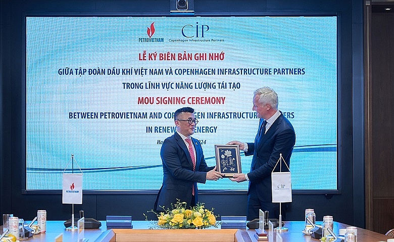 Phó Tổng Giám đốc Petrovietnam Phan Tử Giang trao tặng ông Robert Helms món quà lưu niệm nhân buổi lễ ký kết.