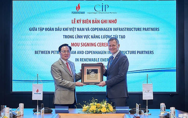 Đồng chí Bùi Minh Tiến – Thành viên HĐTV trao tặng ông Nicolai Prytz món quà lưu niệm nhân buổi lễ ký kết.